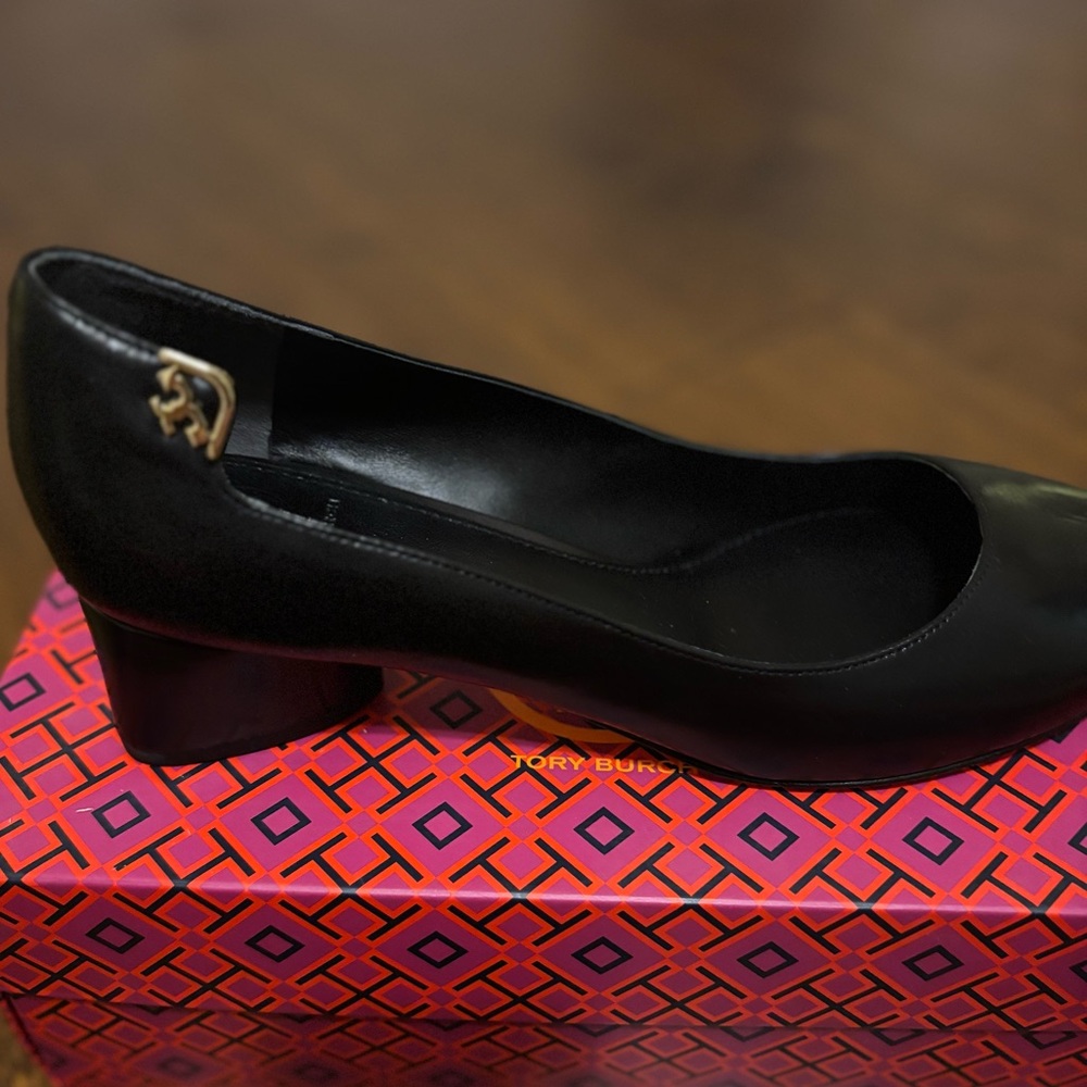 Tory Burch Elizabeth round-toe pump